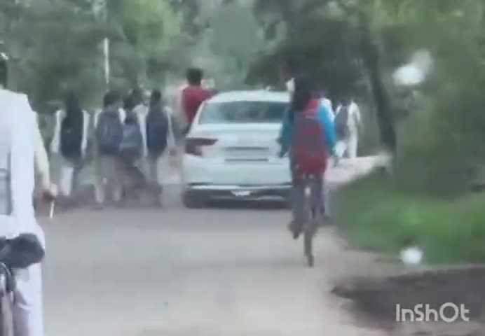 संडीला: अतरौली में सड़क पर कार से स्टंटबाजी करने का वीडियो वायरल होने के बाद पुलिस ने कार को किया सीज
