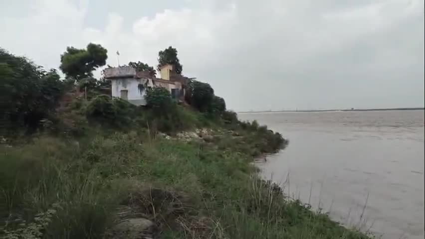 बैरिया: तहसील क्षेत्र से गुजरने वाली गंगा नदी का जलस्तर खतरा बिंदु के पार, सरयू नदी खतरे के बिंदु से मामूली नीचे