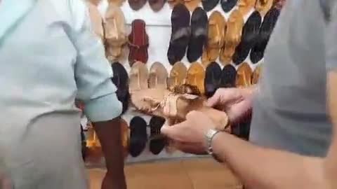 करवीर: छत्रपती शिवाजी महाराज मार्केटमध्ये प्राडाच्या सदस्यांनी कोल्हापुरी चप्पल दुकानांची केली पाहाणी