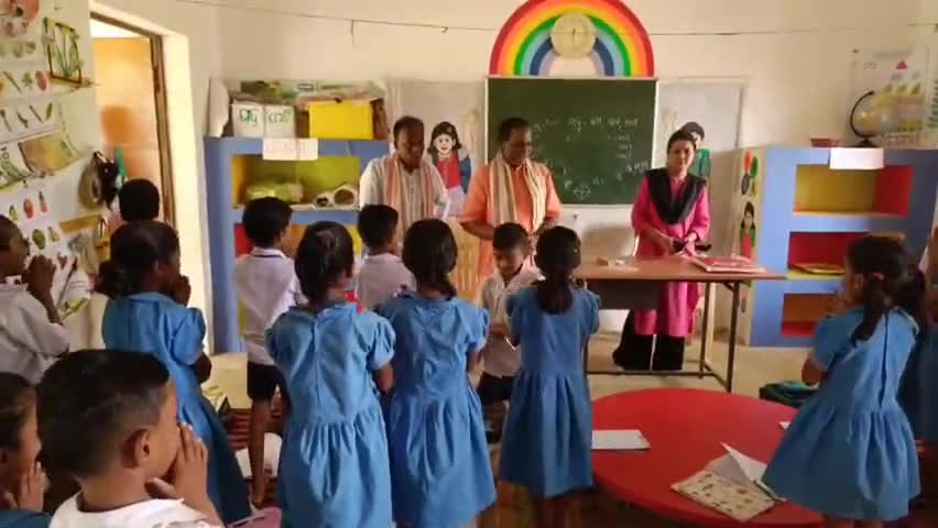 କାମାକ୍ଷାନଗର: ଶୀତଳବସା ସ୍କୁଲରେ ପାଠ ପଢ଼ାଇଲେ ବିଧାୟକ