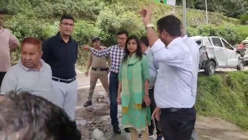 पौड़ी: राष्ट्रीय राजमार्ग पर पेट्रोल पंप के नज़दीक डीएम ने किया निरीक्षण, 10 दिन के भीतर समस्या समाधान के दिए निर्देश