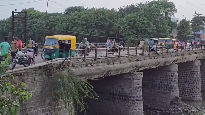 જામનગર શહેર: કાલાવડ નાકા બહાર આવેલો, રંગમતી નદી પરનો મુખ્ય અને જર્જરીત બ્રિજ ભારે વાહનો માટે પ્રતિબંધ