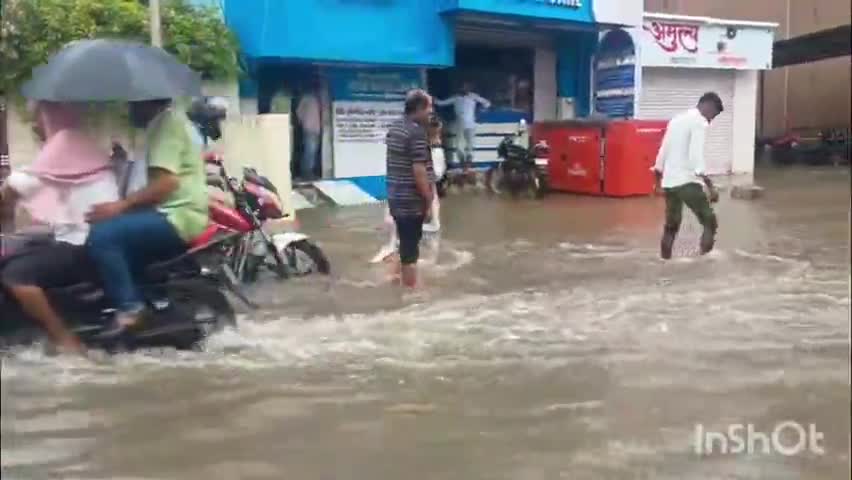 मेदिनीनगर (डालटनगंज): पलामू में मूसलाधार बारिश से जनजीवन प्रभावित, डीसी ने बारिश को लेकर बुलाई उच्च स्तरीय बैठक