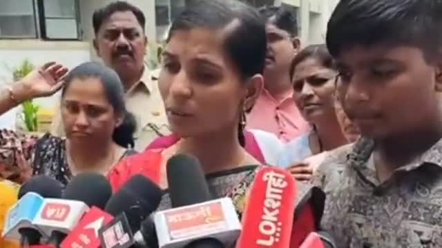 मला राजकारण करायचं नाही पण माझ्या नवऱ्याच्या आरोपीला तात्काळ अटक करा, ज्ञानेश्वरी मुंडे यांची एसपी ऑफीससमोर प्रतिक्रिया