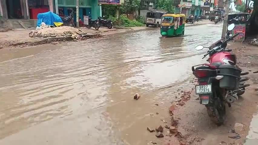 गोविंदपुर: बारिश का पानी जमा होने से गोविंदपुर चौक पर लोगों को आने जाने में हो रही परेशानी