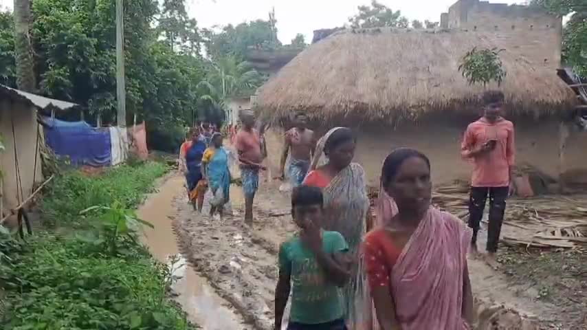নবগ্রাম: কাদা রাস্তায় খাটই ভরসা! বর্ষায় কাদা রাস্তা পেরিয়ে খাটে করে রোগীকে  হাসপাতালে নিয়ে যাচ্ছে গ্রামবাসী #jansamasya