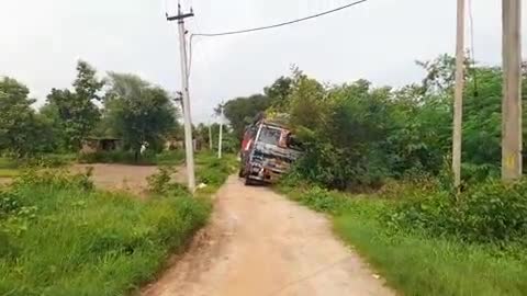 କେସିଙ୍ଗା: ବୋରିଆ ପାହାନ୍ତିଘାଟ ରାସ୍ତାରେ ଖାଲରେ ପଡ଼ି ଦବିଲା ସିମେଣ୍ଟ ବୋଝେଇ ଟ୍ରକ, ଯାତାୟାତ ବାଧାପ୍ରାପ୍ତ