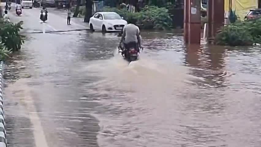 राजनगर: बमीठा और खजुराहो को जोड़ने वाले मुख्य मार्ग पर जलभराव से स्थानीय निवासी और राहगीर परेशान