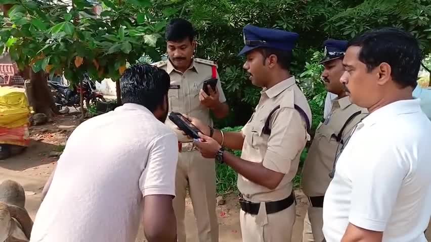 జంగారెడ్డిగూడెంలో స్కూల్ బస్సు డ్రైవర్లకు డ్రంక్ అండ్ డ్రైవ్ పరీక్షలు నిర్వహించిన పోలీసులు, సీఐ సుభాష్