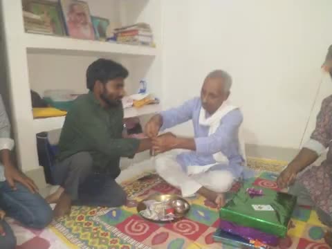 गुरु पूर्णिमा के पावन अवसर पर आदरणीय संगीत गुरु पंडित रामस्वरूप प्रसाद यादव  हाथ बंधवा रहे हैं