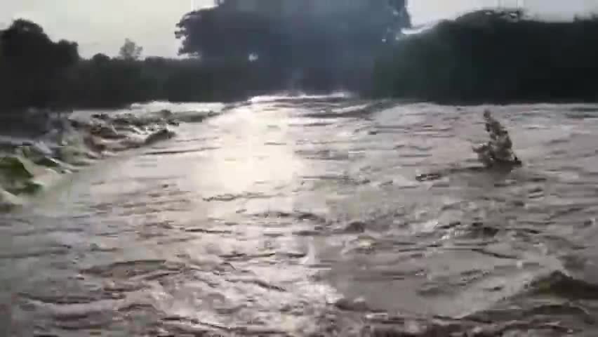 పత్తికొండ: తుగ్గలి మండలంలో కురిసిన భారీ వర్షం  వంకలు పొంగి రోడ్డు పైకి వచ్చిన వర్షపు నీరు రాకపోకలు అంతరాయం