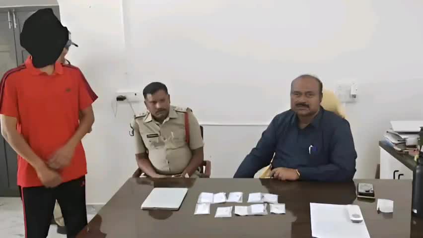పత్తికొండ: క్రిష్ణగిరి మండలం టోల్ ప్లాజా వద్ద కొకైన్ తో పట్టుబడిన యువకుడు కేసు నమోదు చేసి దర్యాప్తు చేస్తున్న పోలీసులు