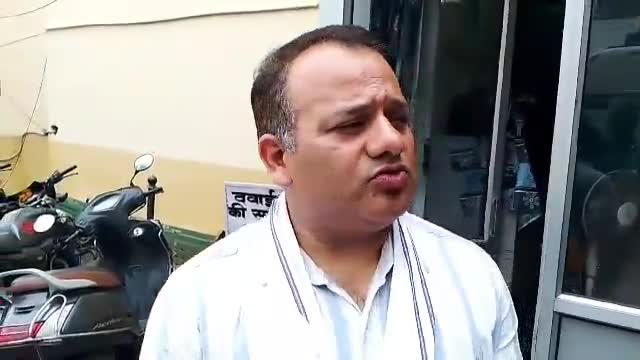 भरमौर के विधायक डॉ. जनक राज ने घायल महिला को अपनी गाड़ी में पहुंचाया अस्पताल, मानवीयता की मिसाल पेश की