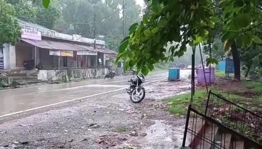 चुरहट: चुरहट में 18 घंटे से अधिक बारिश, बिजली आपूर्ति बाधित, कंपलेक्स प्रांगण में भरा पानी