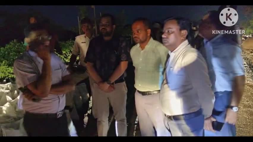 एकंगरसराय: केशोपुर पंचायत में बाढ़ के पानी से टूटा तटबंध, जिलाधिकारी कुंदन कुमार ने किया निरीक्षण