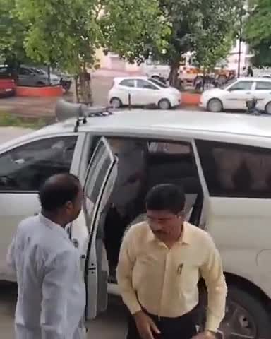 कानपुर: जिले में सीएमओ का पदभार संभालने ऑफिस पहुंचे डॉ. हरी दत्त नेमी, कर्मचारियों ने छुए पैर