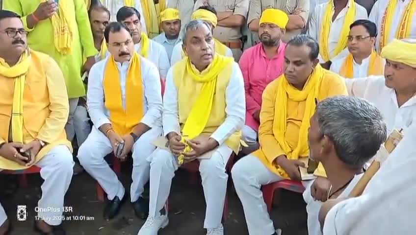 बांसडीह: ग्राम सभा करनई में कैबिनेट मंत्री ओपी राजभर ने मृतक पिंटू राजभर के परिजनों से की मुलाकात, हर संभव मदद का दिया भरोसा