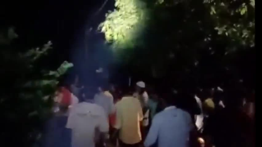 अमरोहा: गांव फतेहपुर में घुसे बदमाश, गांव वालों ने की हवाई फायरिंग