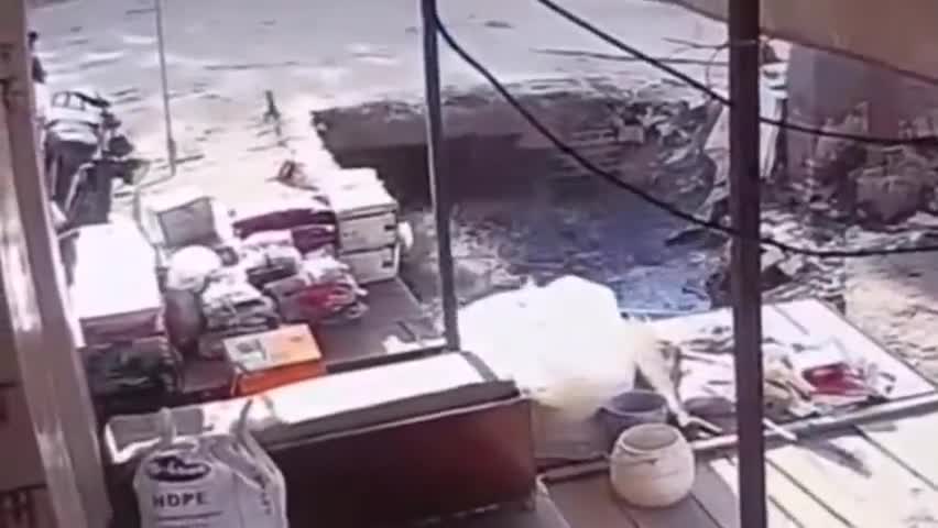 कोल: गोंडा मोड़ पर स्कूल जाते समय साइकिल सहित छात्र नगर निगम के खुले नाले में गिरा, स्थानीय लोगों ने बचाई जान