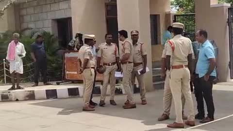 గద్వాల్: కలెక్టరేట్ కార్యాలయం ముందు ధర్నా నిర్వహించిన పత్తి విత్తన రైతులు
