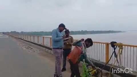 औरैया: यमुना नदी पर पुल के ज्वाइंटरों का मरम्मत कार्य कर्मचारियों ने रस्सी के सहारे लटककर किया शुरू, 15 जुलाई को बंद हुआ था पुल