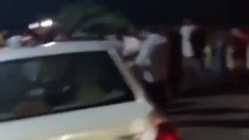 अमरोहा: गांव नारंगपुर में गांव वालों ने एक चोर को पकड़कर जमकर पीटा, पुलिस ने हिरासत में लिया