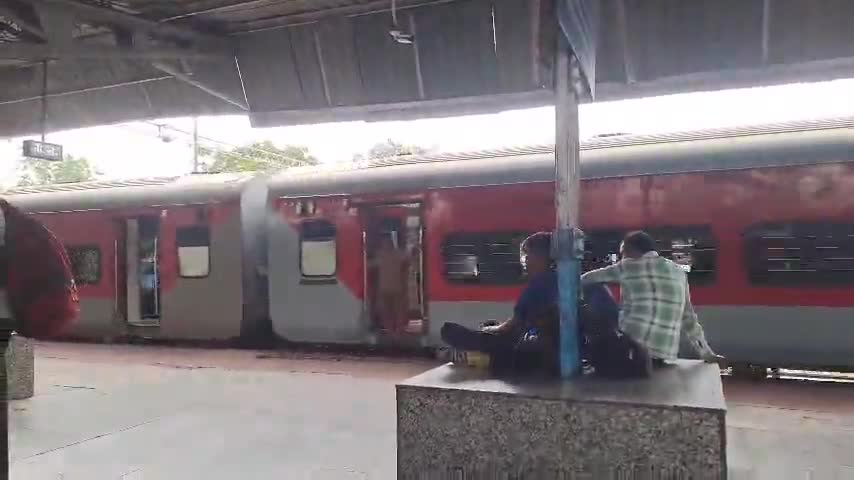 झांसी: इंटरलॉकिंग कार्य के चलते झांसी-लखनऊ पैसेंजर 5 दिन रहेगी निरस्त, राप्तीसागर एक्सप्रेस 3.5 घंटे रुकेगी