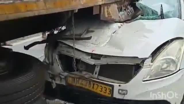 पालघर: मुंबई- अहमदाबाद राष्ट्रीय महामार्गावर भालिवलीनजीक कार आणि ट्रकचा भीषण अपघात