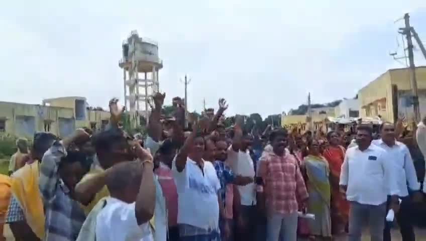 శ్రీకాకుళం: కూటమి ప్రభుత్వం అధికారంలోకి వచ్చిన తర్వాత కుందువానిపేటలో అర్హులైన వైసీపీ కార్యకర్తల హుద్ హుద్ ఇళ్ళ జాబితాను తొలగించారని నిరసన