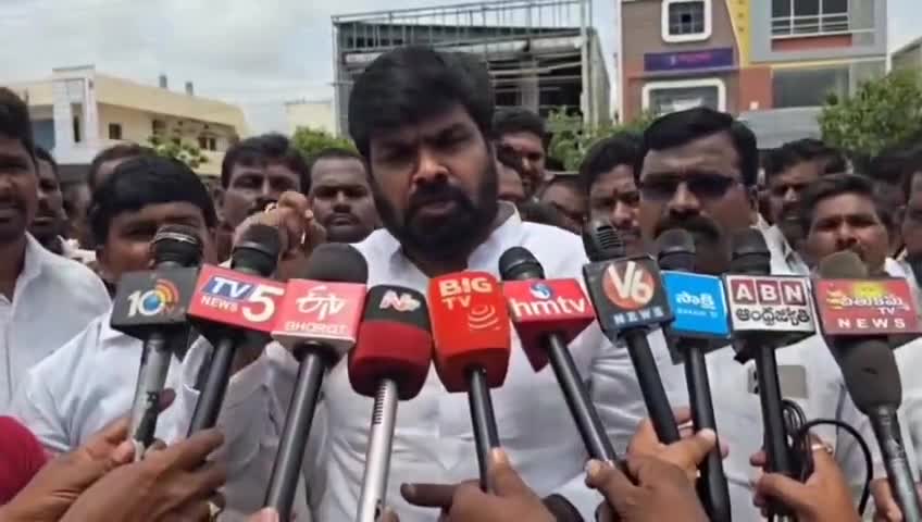 గద్వాల్: పండించిన పత్తి పంట మొత్తాన్ని కంపెనీలు కొనాల్సిందే: కలెక్టరేట్‌ ముందు NHPS అధ్యక్షుడు గొంగళ్ళ రంజిత్