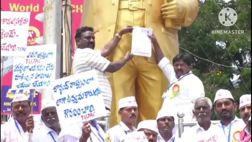 ఖమ్మం అర్బన్: ఉద్యమకారులను ప్రభుత్వం ఆదుకోవాలని ఉద్యమకారుల జేఏసీ రాష్ట్ర ప్రధాన కార్యదర్శి బత్తుల సోమయ్య ఆధ్వర్యంలో నగరంలో ధర్నా