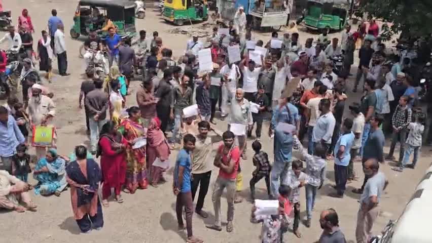 વાંકાનેર: પ્રાથમિક સુવિધાઓની માંગ સાથે શહેરના નાગરિકો રસ્તા પર ઉતર્યા, દાણાપીઠ ચોક ખાતે ચક્કાજામ કરી વિરોધ પ્રદર્શન કર્યુ