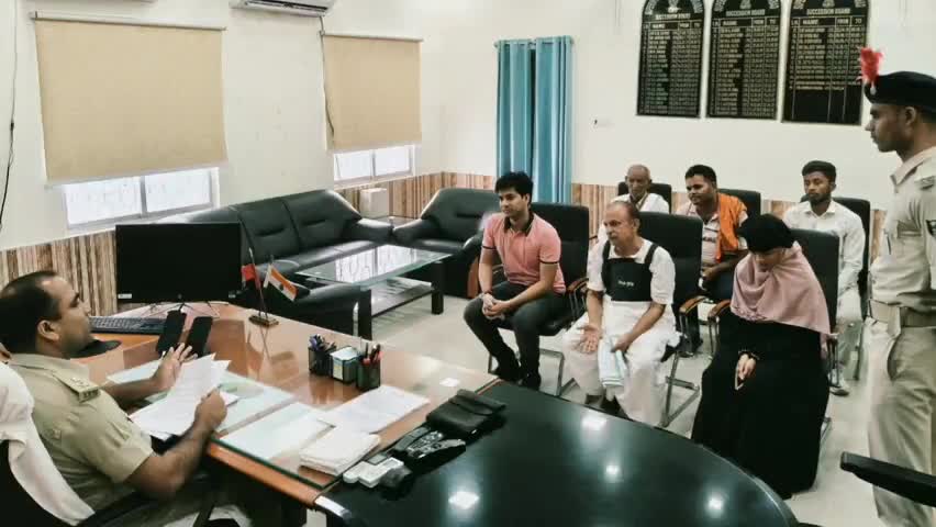 औरंगाबाद: समाहरणालय स्थित कार्यालय कक्ष में SP ने लगाया जनता दरबार, लोगों की सुनी समस्यायें