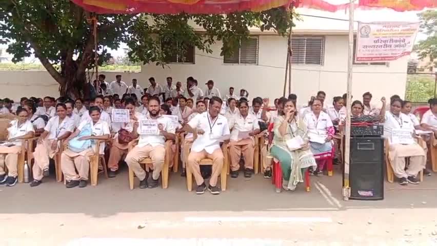 धुळे: हिरे रुग्णालयात परिचारिकांचे काम बंद आंदोलन; वेतन तफावत, कंत्राटी भरती आणि अन्य मागण्यांसाठी एल्गार