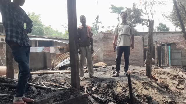 प्रतापगंज: प्रतापगंज के भवानीपुर उत्तर पंचायत में आग लगने से चार परिवारों के पांच घर जलकर राख
