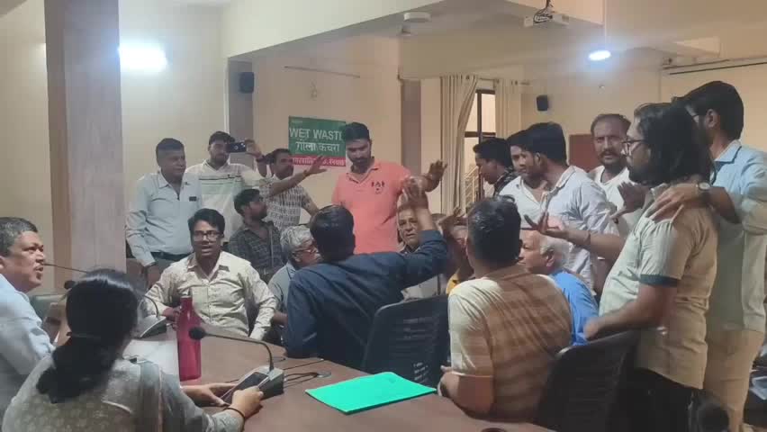 फुलेरा मु. सांभर: रेनवाल नगर पालिका सभागार में पेयजल समस्या के समाधान को लेकर शिविर आयोजित, अधिकारियों व ग्रामीणों में हुई तू-तू मैं-मैं