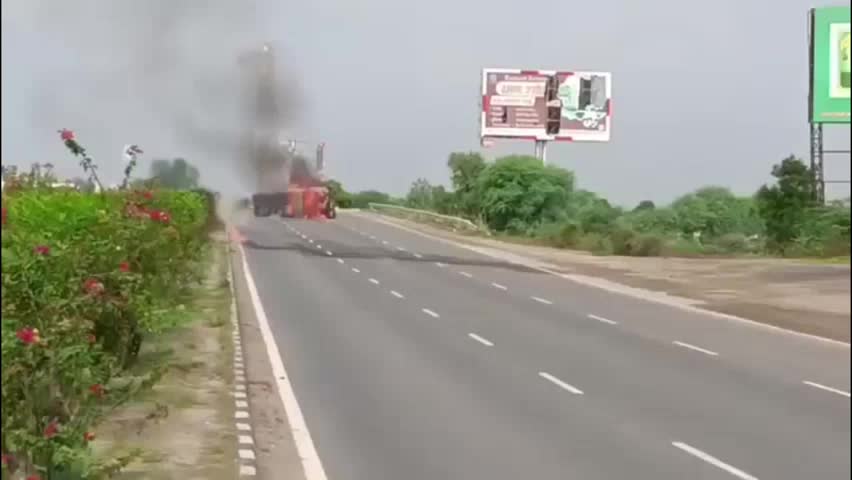 फुलेरा मु. सांभर: जयपुर अजमेर NH-48 मौखमपुरा के पास केमिकल से भरा टैंकर पलटा, चालक जिंदा जला