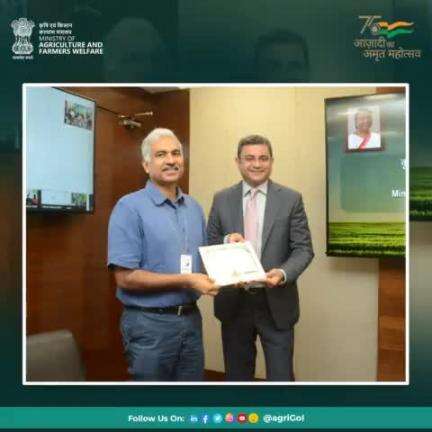 Presentation of Green Certificate to Shri Manoj Ahuja, Secretary, Ministry of Agriculture & Farmers Welfare by Shri Subhrakant Panda,  Sr VP, FICCI.
#ficci #agrigoi #agribusiness #agri #agriculure