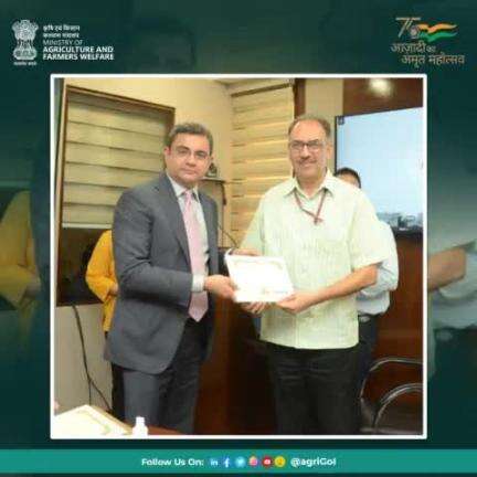 Presentation of Green Certificate to Dr. Abhilaksh Likhi,  Additional Secretary, Ministry of Agriculture & Farmers Welfare by Shri Subhrakant Panda,  Sr VP, FICCI.
#ficci #agrigoi #agriculture #agri #agribusines