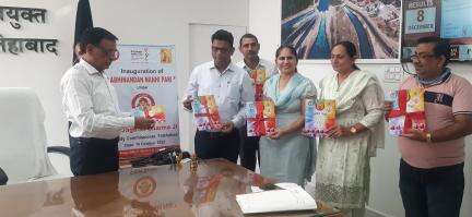 फतेहाबाद। उपायुक्त श्री जगदीश शर्मा ने महिला एवं बाल विकास विभाग के सौजन्य से अभिनंदन नन्ही परी कार्यक्रम का शुभारंभ किया। इस मौके पर उपायुक्त ने विभाग द्वारा तैयार की गई बधाई पत्र की बुकलेट का भी विमोचन किया। #PoshanAbhiyan