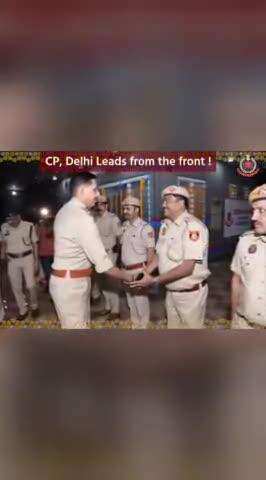 Leading from the front, #CPDelhi Sh Sanjay Arora meets personnel on duty across the city to exchange Diwali Greetings.