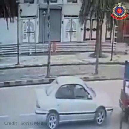 दोपहिया से चारपहिया वाहन की ये जल्दबाज़ी आपको पैदल कर सकती है।

#dtptraffic
#RoadSafety #DelhiPoliceCares