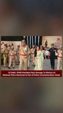 As part of Police Commemoration Week, #CPDelhi & #pfws, President pays homage to martyrs at National Police Memorial.