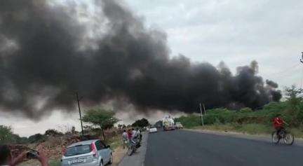 #मथानिया के #उमेदनगर के पास टायर फैक्ट्री में लगी भीषण आग
👆🏻और भी खबरों के लिए फॉलो पर टच करे👆🏻
#jodhpur  #mathaniya