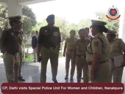 Sh. Sanjay Arora, #CPDelhi today visited SPUWAC, Nanakpura. During his visit he also reviewed the works of the Unit.

#dcpspuwac