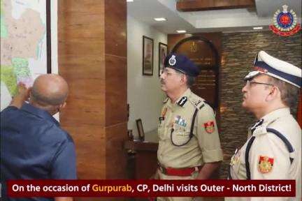 On the occasion of Gurpurab, #CPDelhi visited Outer-North District. He felicitated the best performing Staff; reviewed aspects of policing & crime prevention strategies.