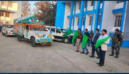 आज दिनांक 11-01-2023 को #उपायुक्त पलामू, #पुलिस अधीक्षक महोदय,पलामू के नेतृत्व में पलामू समाहरणालय परिसर से सड़क सुरक्षा जागरुकता रथ को हरी झंडी दिखाकर रवाना किया गया।