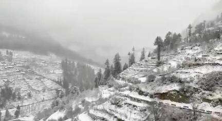 #उत्तराखंड में चारधाम समेत हेमकुंड साहिब, औली, हर्षिल, नैनीताल सहित अन्य ऊंचाई वाले क्षेत्रों में #बर्फबारी हुई है।