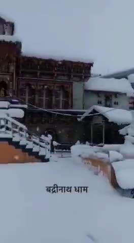 Heavy snowfall witnessed in #Badrinath Dham in Uttarakhand