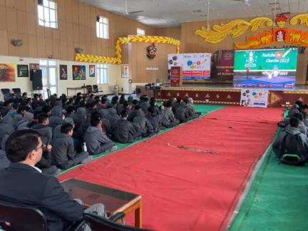 जयपुर स्थित केंद्रीय विद्यालय क्रमांक 1 में प्रधानमंत्री श्री नरेंद्र मोदी के कार्यक्रम #ParikshaPeCharcha2023 को मनोयोग से सुनते विद्यार्थी व शिक्षक